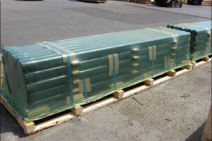 Long metal pipes prepared for shipment with ICT510-SRK