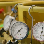 Close-up of water pressure gauge during hydrostatic testing for hydrostatic corrosion prevention.