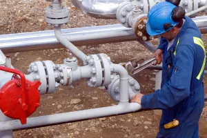 Field worker preparing pipeline for hydrostatic testing to prevent hydrostatic corrosion.
