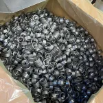 Experimente la eficacia de doble acción de ZERUST Axxatec DA-23C mientras limpia y protege los acoplamientos de metal, que se muestran aquí saliendo de un ciclo de lavado y preparándose para el envasado VCI.