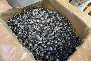 Experimente la eficacia de doble acción de ZERUST Axxatec DA-23C mientras limpia y protege los acoplamientos de metal, que se muestran aquí saliendo de un ciclo de lavado y preparándose para el envasado VCI.