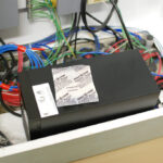 Paquete de ZERUST ActivDri instalado dentro de un panel de control electrónico en una planta de tratamiento de aguas residuales.