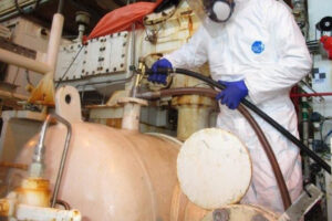 Aplicación nebulizable de ZERUST Axxatec 85-F en un sistema de gas offshore, mostrando la cobertura protectora del preventivo de corrosión VCI a base de agua.