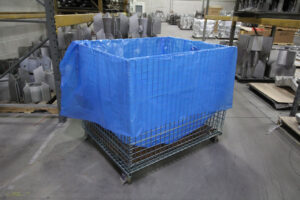 Bolsa VCI con Fuelle Azul Multimetal de ZERUST forra una caja de acero.